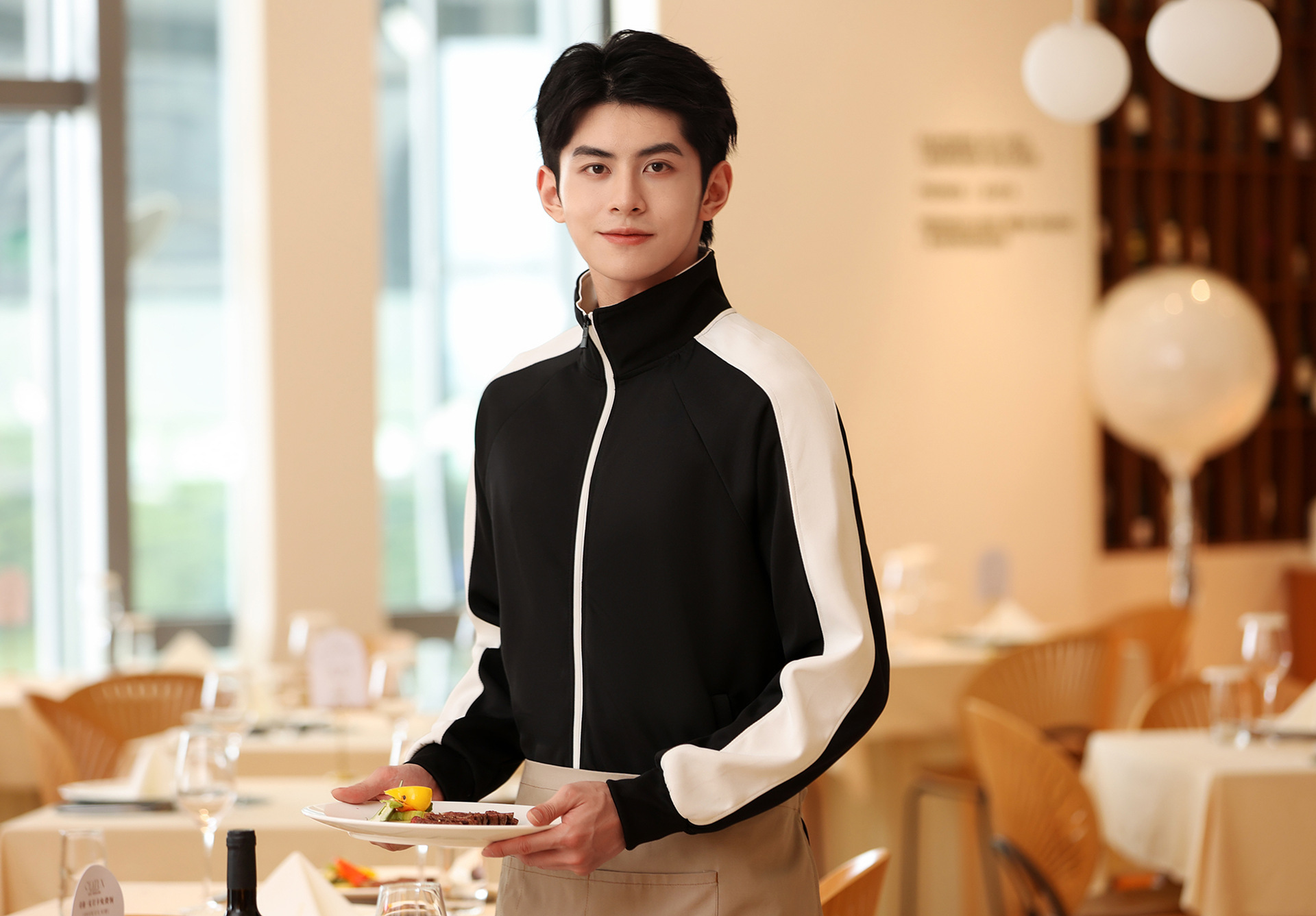 定制衛(wèi)衣 餐飲超市酒店服務員工作服的秋冬新風尚